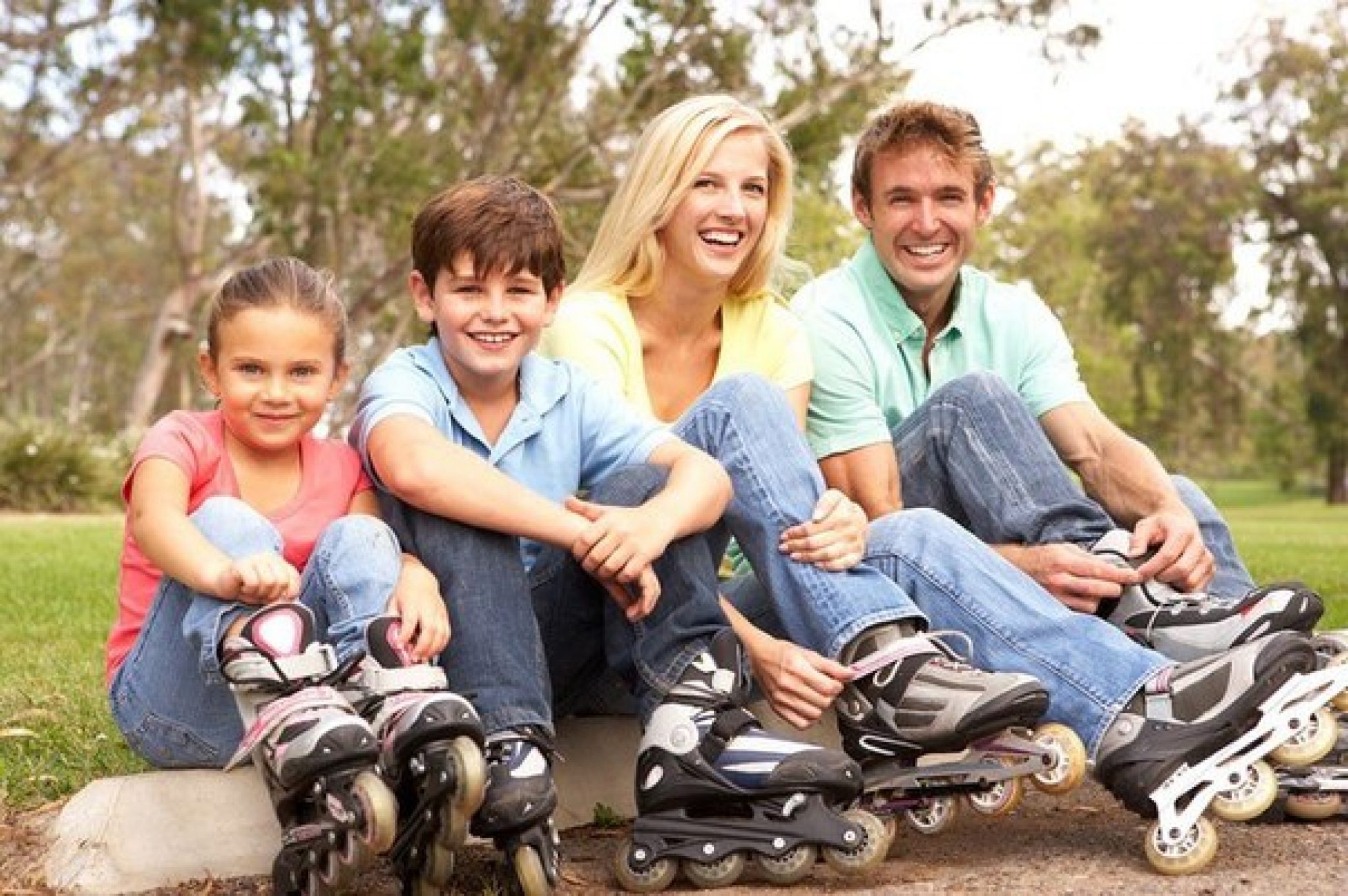 Социально активная семья. Спортивная семья. Родители и дети. Времяпровождение с детьми. Семья на роликовых коньках.