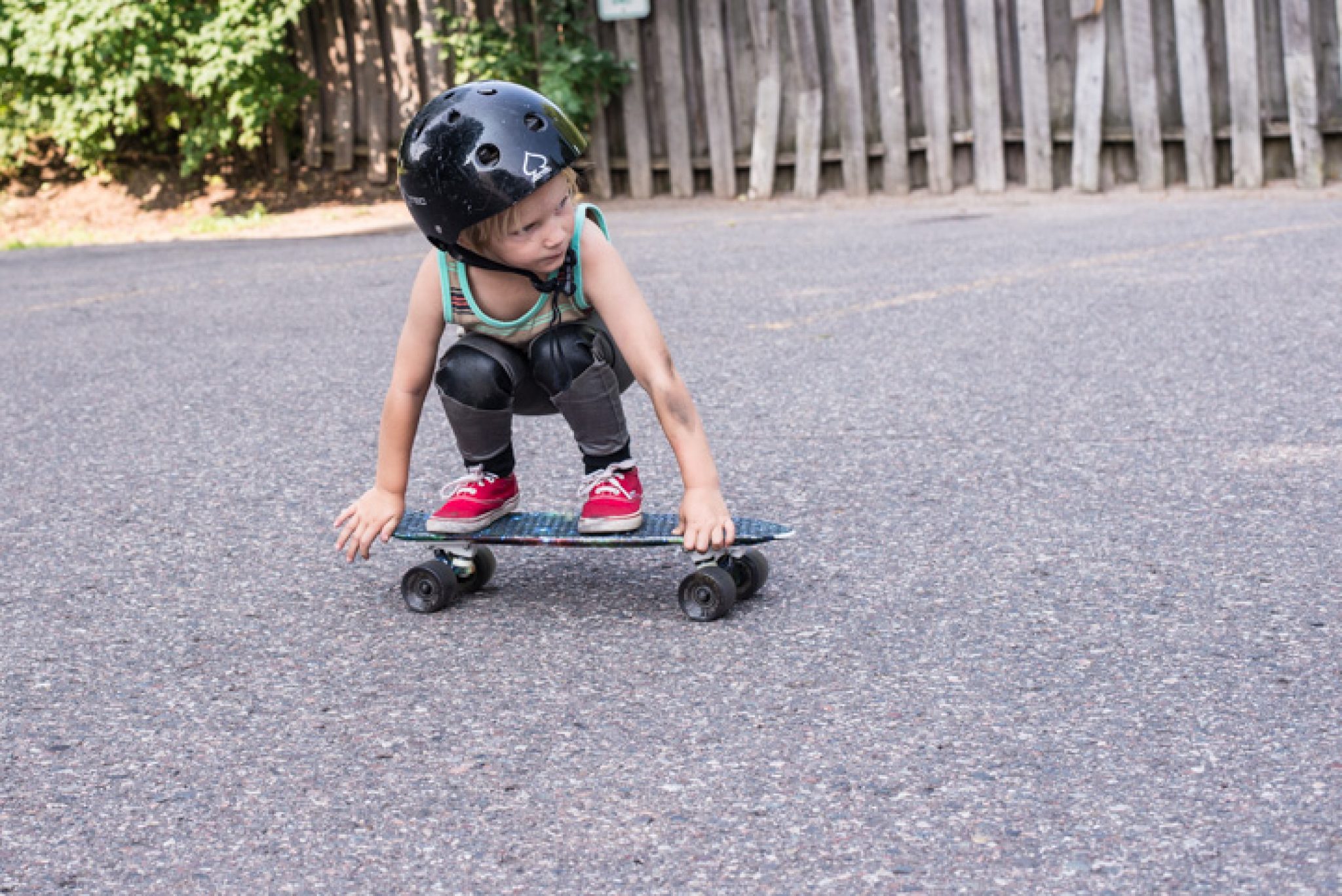 С какого возраста можно кататься на самокате. Маленький самокат и скейт. Скейтборд для детей. Ребенок на скейте. Доска для катания по асфальту.